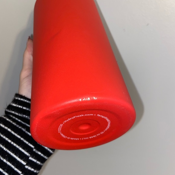 SOLD🌟 Red 32oz Hydroflask - Picture 6 of 7
